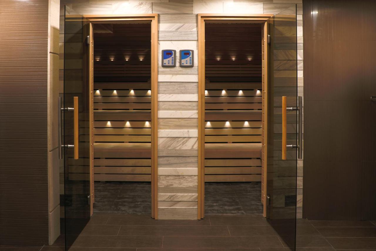Aghababyan'S Hotel Yerevan Luaran gambar A modern door