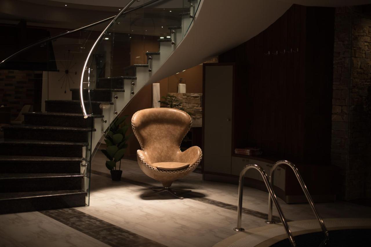Aghababyan'S Hotel Yerevan Luaran gambar The Egg Chair