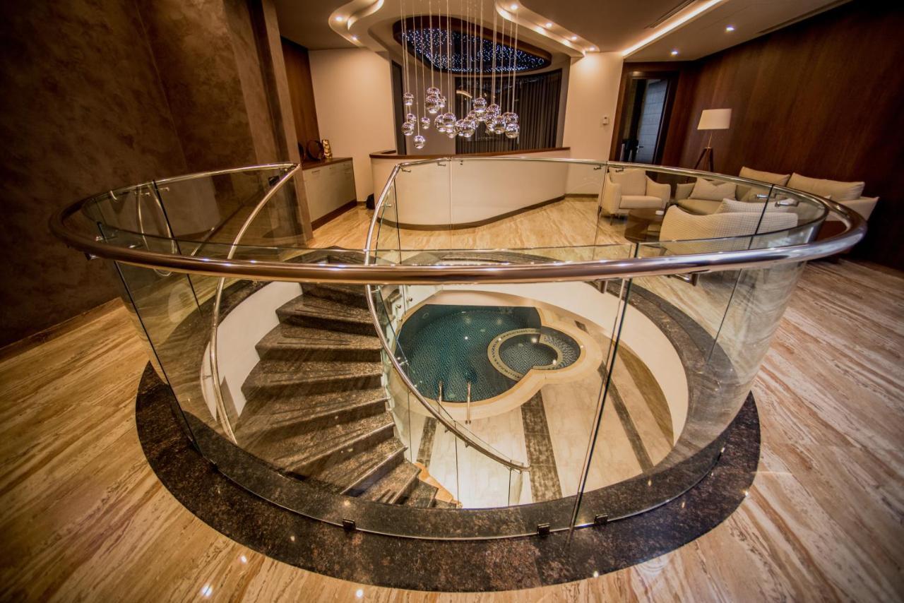 Aghababyan'S Hotel Yerevan Luaran gambar Spiral staircase