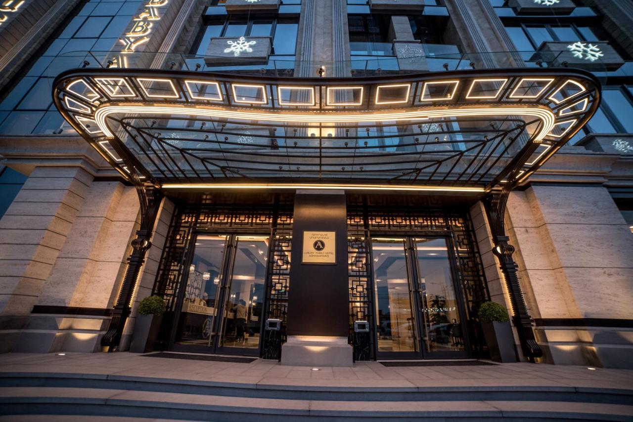 Aghababyan'S Hotel Yerevan Luaran gambar Entrance of the hotel